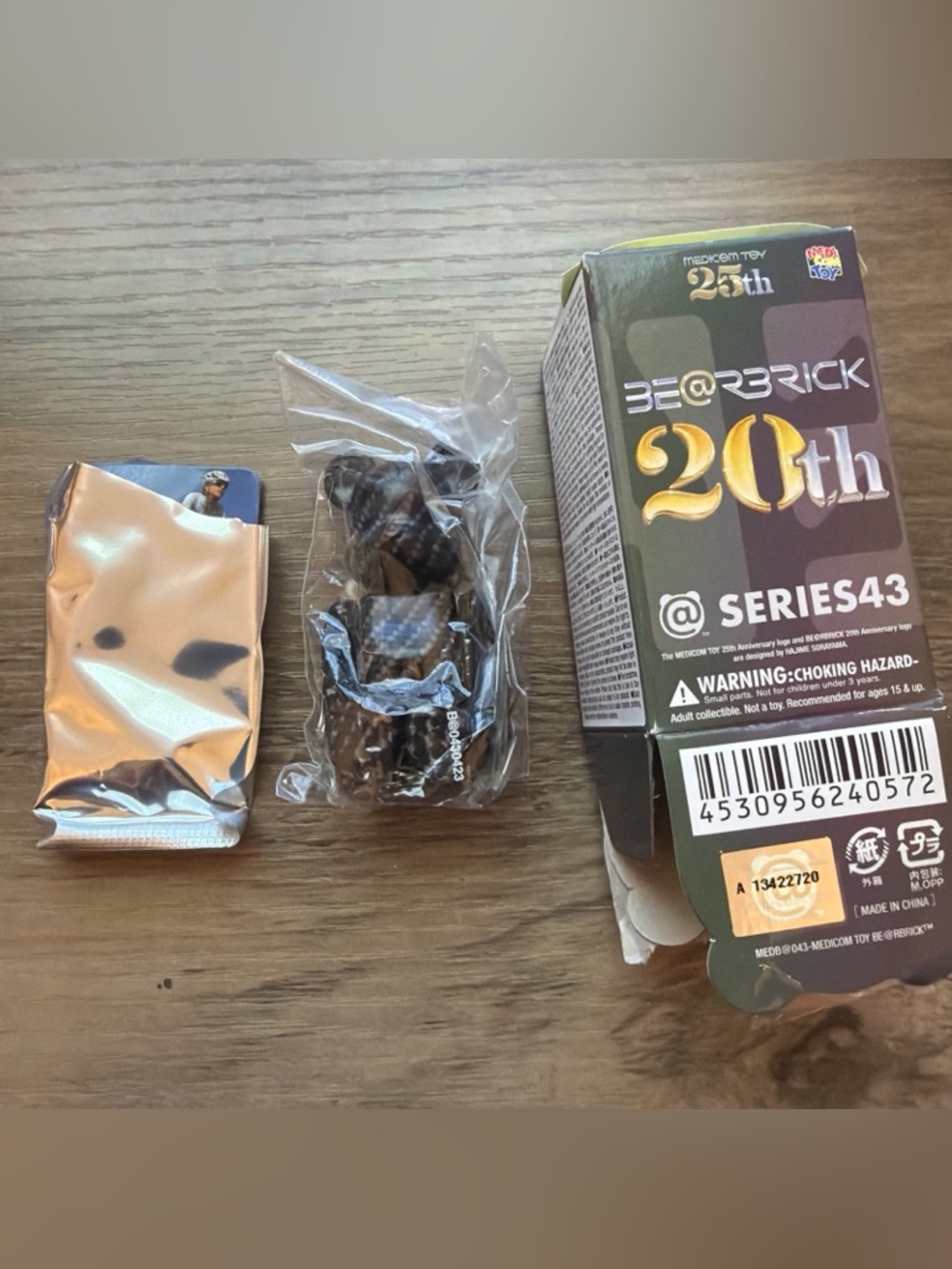 BE@RBRICK 20th Anniversary 100% Carbon Fiber MEDICOM bear sealed